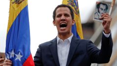 „Přísahám, že oficiálně přebírám pravomoci státní exekutivy jako úřadující prezident Venezuely, abych... docílil (ustavení) přechodné vlády a svobodných voleb,“ pronesl Guaidó, když se prohlásil úřadujícím prezidentem
