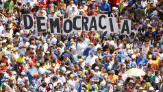 Davy protestující proti Madurovy vyšly vyšle podle médií stejného důvodu do ulic i ve městech po celé zemi