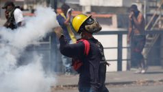 Panují obavy z možných střetů, ale i z případného tvrdého zásahu bezpečnostních sil, věrných doposud Madurovi, proti účastníkům protivládních demonstrací