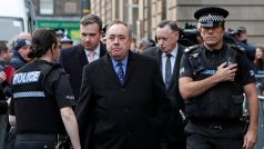 Bývalý první ministr Skotska Alex Salmond opouští soud v Edinburghu