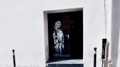 Graffiti připisovanému streetartovému umělci Banksymu na dveřích pařížského klubu Bataclan
