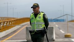 Kolumbijský policista na hraničním mostě mezi Kolumbií a Venezuelou, který ve středu zablokovala venezuelská armáda.
