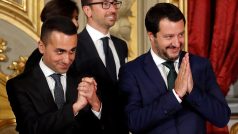 Italští vicepremiéři Luigi Di Maio z Hnutí pěti hvězd (vlevo) a Matto Salvini z Ligy