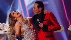 Jennifer Lopez při vystoupení se Smokey Robinsonem