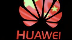Logo technologické společnosti Huawei s čínskou vlajkou