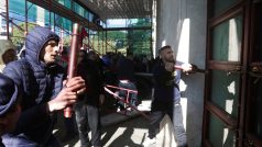 Protestující házeli zápalné láhve a petardy a za pomocí kovových tyčí se snažili rozbít dveře u budovy, kde je Ramova kancelář
