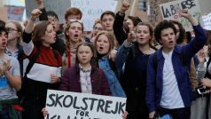 Stovky mladých Francouzů v pátek vyšly do ulic Paříže, aby vyzvaly politiky k většímu úsilí v boji proti změnám klimatu