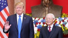 Americký prezident Donald Trump se ve středu několik hodin před summitem se severokorejským vůdcem Kim Čong-unem v Hanoji setkal prezidentem hostitelské země summitu Nguyenem Phu Trongem