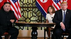 Severokorejský vůdce Kim Čong-un a americký prezident Donald Trump odpovídají novinářům