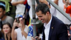 Venezuelského opozičního lídra Juana Guaidóa v Caracasu přivítaly davy lidí