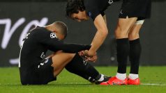 Zklamaní fotbalisté PSG Kylian Mbappé (vlevo) a Edinson Cavani po porážce v osmifinále Ligy mistrů.