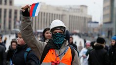 Nejméně patnáct lidí zadržela ruská policie při pochodu za svobodu internetu v centru hlavního města Moskvy.