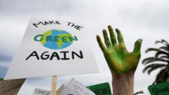 Za lepší ochranu klimatu protestují studenti po celém světě. Na snímku je zachycena demonstrace ve francouzském Nice.