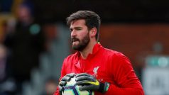 Alisson v barvách Liverpoolu.