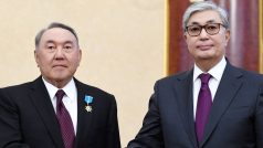 Kazachstán má nového prezidenta. Stal se jím dosavadní předseda Senátu Kasym-Žomart Tokajev (vpravo). Nahradil Nursultana Nazarbajeva