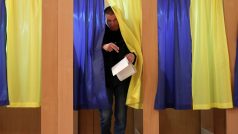 Volební urny byly otevřeny dvanáct hodin, to znamená, že Ukrajinci mohli vybírat z 39 kandidátů v neděle od sedmi do devatenácti hodin středoevropského letního času.