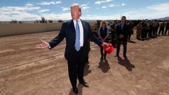 Americký prezident Donald Trump na americko-mexické hranici