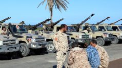 Na předměstí největšího libyjského města, ve kterém oficiálně žije téměř 1,2 milionu lidí, se jednotky maršála Haftara střetly s bezpečnostními jednotkami mezinárodně uznávané vlády