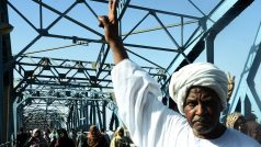 Súdánské bezpečnostní složky se v úterý střelbou do vzduchu znovu pokoušely rozehnat tisíce lidí, kteří se v centru metropole Chartúm účastní protivládního protestu vsedě a žádají demisi prezidenta Umara Bašíra