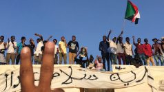 Od počátku demonstrací přišlo podle súdánských úřadů o život 39 lidí, včetně tří členů bezpečnostních složek