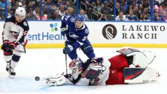 Sergei Bobrovsky, Markus Nutivaara, Yanni Gourde  v úvodním utkání play off NHL mezi Tampa Bay a Columbusem.