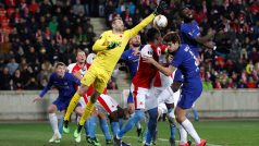 Brankář Slavie Ondřej Kolář zasahuje v utkání prvního čtvrtfinále Evropské ligy proti Chelsea