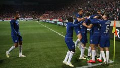 Hráči Chelsea se radují ze vstřeleného gólu do sítě Slavie