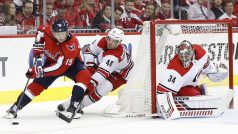 Petr Mrázek si kryje prostor u tyče v zápase proti Washingtonu Capitals