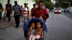 Lidé patřící ke karavaně migrantů z Hondurasu v Mexiku