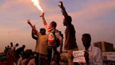 Protestující v Chartúmu, kteří si přejí v přechodném období civilní vládu