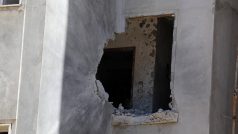 Dům blízko Tripolisu poškozený boji, snímek z 15. dubna