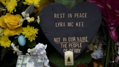 Lidé nosí na místo, kde zemřela novinářka Lyra McKeeová, květiny a svíčky. Vzkaz na srdci od obyvatel města Londonderry ujišťuje, že novinářka nezemřela &quot;jejich jménem&quot;