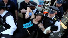 Londýnská policie za poslední dny zadržela více než 750 ekologických aktivistů