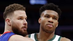 Souboj hvězd - Blake Griffin z Detroitu Pistons (vlevo) brání Janise Adetokunba z Milwaukee Bucks