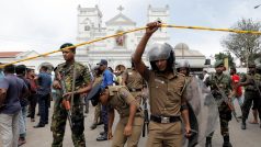 Policie před výbuchem zasaženým kostelem na Srí Lance.