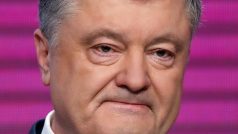Úřadující prezident Petro Porošenko uznal v neděli večer porážku