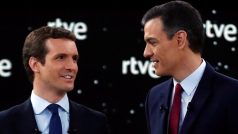 Snímek ze španělské předvolební debaty: vlevo předseda konzervativních lidovců Pablo Casado, vpravo socialistický premiér Pedro Sánchez