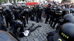 Policejní zásah v centru Brna, kde se střetli příznivci krajní pravice a jejich odpůrci