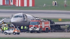 Členové záchranného týmu při zásahu po nehodě dopravního letadla Suchoj Superjet 100 na moskevském letišti Šeremetěvo. Začalo hořet krátce po startu, poté nouzově přistálo. (květen 2019)