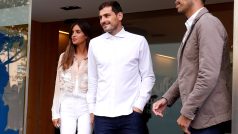 Brankář FC Porto Iker Casillas opouští za doprovodu své manželky nemocnici  v Portu, kde byl hospitalizován po infarktu, který utrpěl při středečním tréninku