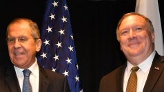 Ruský ministr zahraničí Sergej Lavrov (vlevo) po pondělní schůzce se svým americkým protějškem Mikem Pompeem znovu varoval před případným vojenským zásahem Spojených států ve Venezuele