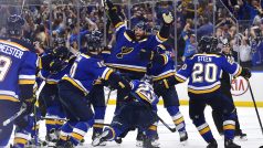 Radost hokejistů St. Louis Blues po gólu Patricka Maroona, který jím zajistil postup svého týmu do semifinále NHL