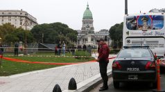 Policista stojí poblíž místa činu, na němž střelec zabil státního úředníka a vážně zranil poslance Hectoar Olivarese. Argentina, Buenos Aires, 9.5.2019