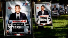 Volební plakáty FPÖ s teď už bývalým lídrem strany Heinzem-Cristianem Strachem