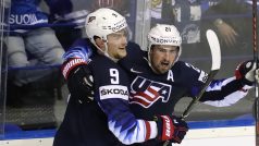 Vpravo střelec vítězného gólu Američanů Dylan Larkin, gratuluje mu Jack Eichel.