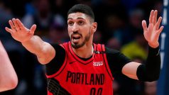 Turecký pivot Enes Kanter z Portlandu brání Nikolu Jokiče z Denveru ve čtvrtfinále play off NBA