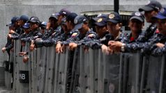 Venezuelská policie při úterní blokádě Národního shromáždění