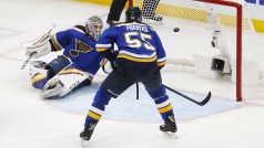 Hráči St. Louis Blues bezmocně přihlíží, jak puk po střele Erika Karlssona míří do jejich branky