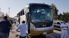 Turistický autobus, který byl zasažen při exploze poblíž muzea v egyptské Gíze