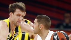 Jan Veselý z Fenerbahce Istanbul v souboji s Fabienem Causeurem z Realu Madrid v souboji o bronz ve Final Four Euroligy